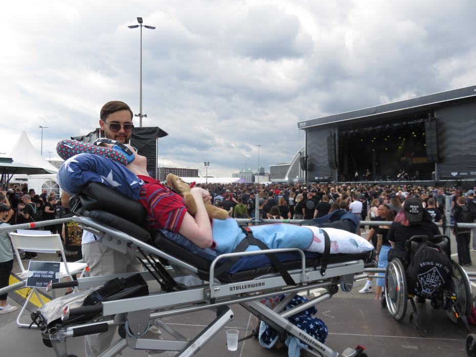 Marcel auf der Rollstuhl-Tribüne